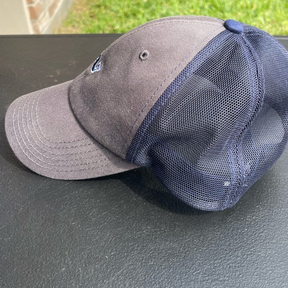 Vineyard Vines Cap & Vineyard Vines Pouch - Picture 4 of 6